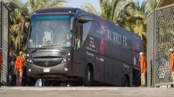 وصول حافلة الأهلي إلى استاد القاهرة تحضيرًا لمباراة إيجل نوار في دوري الأبطال